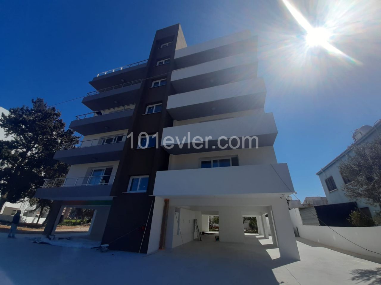 Canakkale area 3+1 flat for sale 126 m² In City mall area, Unfurnished, 3 toilets, 3rd floor apartment with en-suite bathroom. It is a 5-storey building with elevator and car park.