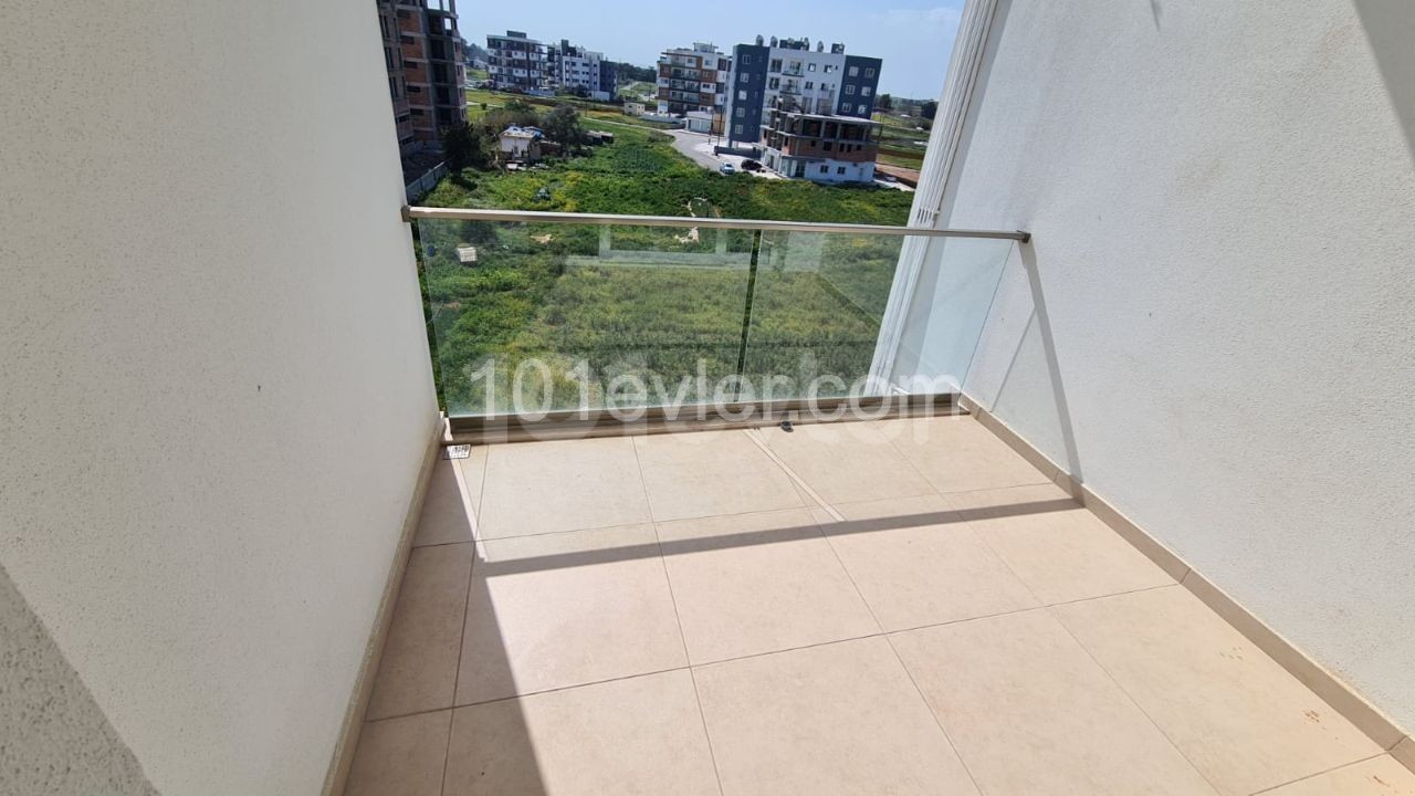 Mağusa Çanakkale bölgesinde kiralık eşyasız 2+1 aylık kirası 250£ 6 aylık kirası 1500£ depozit 250£ komisyon 250£ asansorlu ve 4.kattadır.