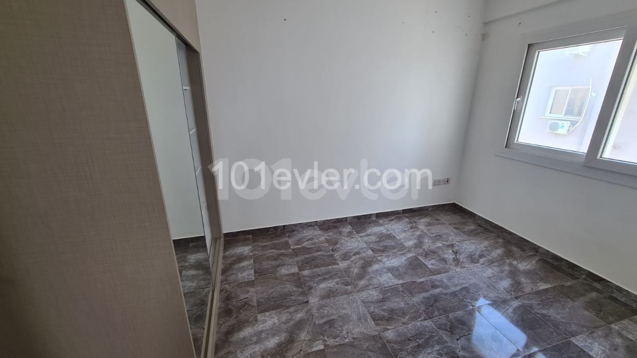 Mağusa Çanakkale bölgesinde kiralık eşyasız 2+1 aylık kirası 250£ 6 aylık kirası 1500£ depozit 250£ komisyon 250£ asansorlu ve 4.kattadır.