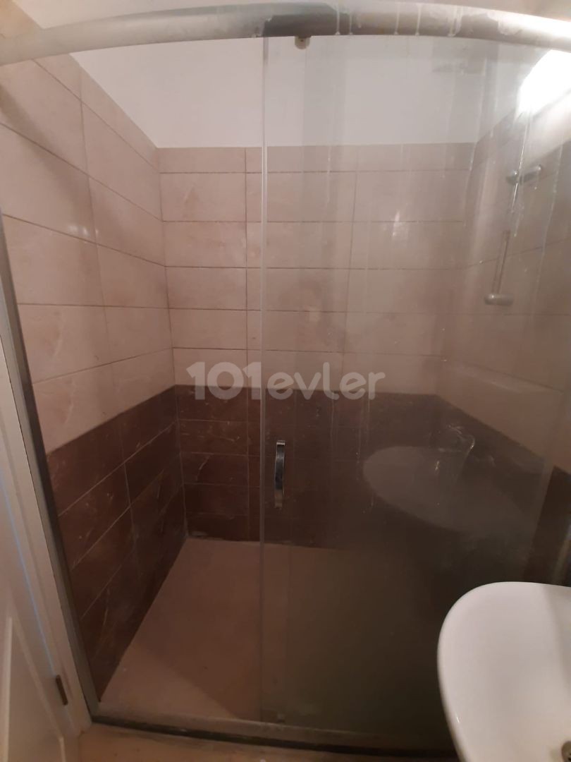 Tuzla 1+1 kiralık kirası 250£ 3 kira depozit ve komisyon aidat 80 tl balkonu yok daırenın