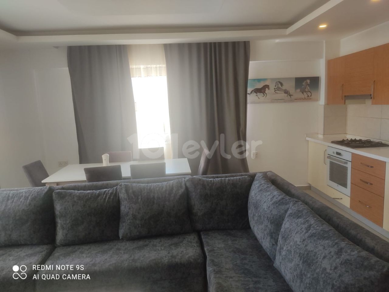 Sakarya 2 + 1 rent house 1 year payment 7500$ Deposit and commission Full A.c 2. Etage da Golden Residence Terrasse gegenüber dem Park neues Gebäude jedes Zimmer Klimatisierte Betten 2,5 Personen Gebühren 150 TL pro Monat ** 