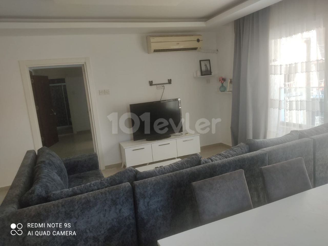 Sakarya 2 + 1 rent house 1 year payment 7500$ Deposit and commission Full A.c 2. Etage da Golden Residence Terrasse gegenüber dem Park neues Gebäude jedes Zimmer Klimatisierte Betten 2,5 Personen Gebühren 150 TL pro Monat ** 