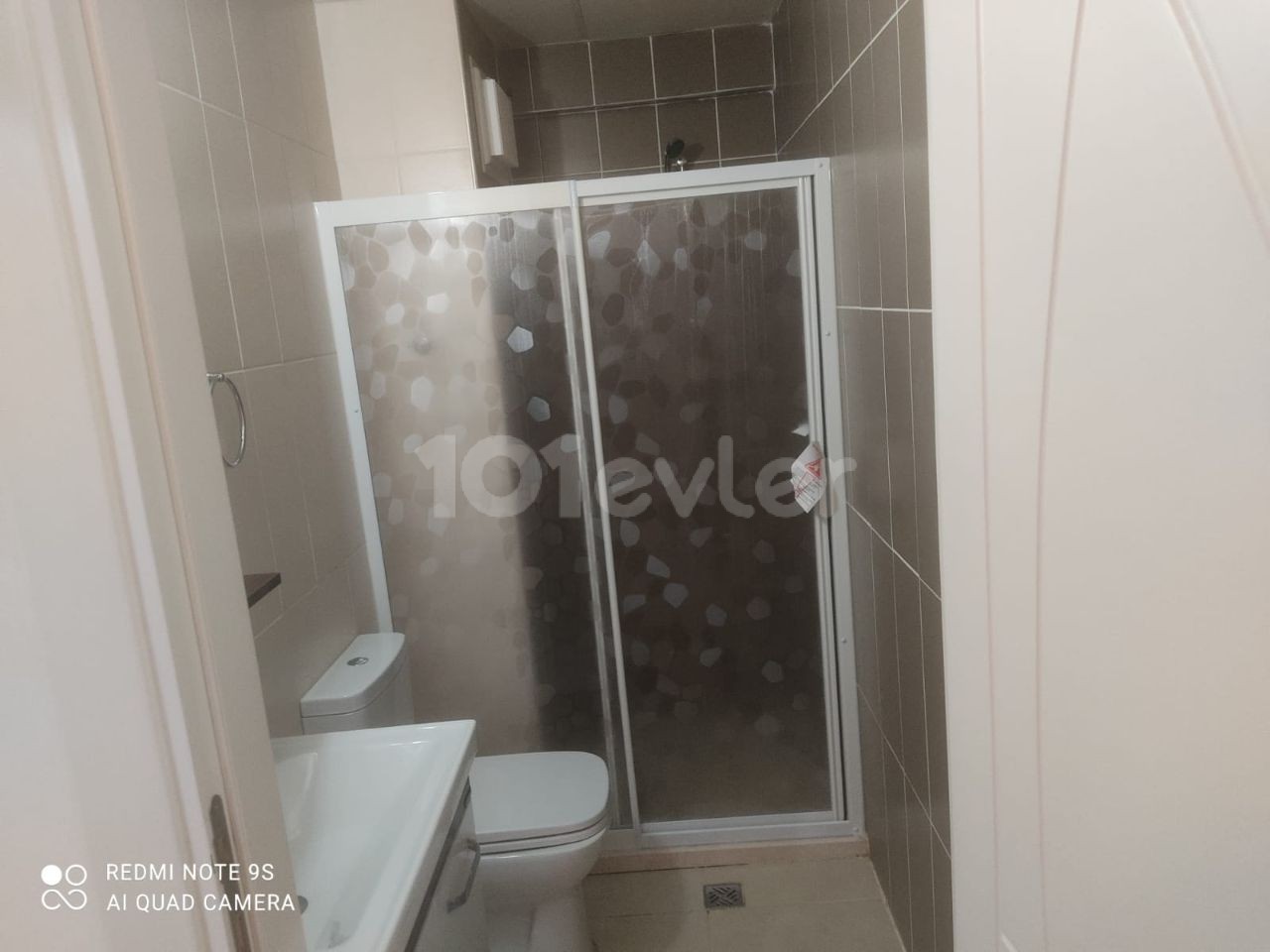 Sakarya 2 + 1 rent house 1 year payment 7500$ Deposit and commission Full A.c 2. Etage da Golden Residence Terrasse gegenüber dem Park neues Gebäude jedes Zimmer Klimatisierte Betten 2,5 Personen Gebühren 150 TL pro Monat ** 