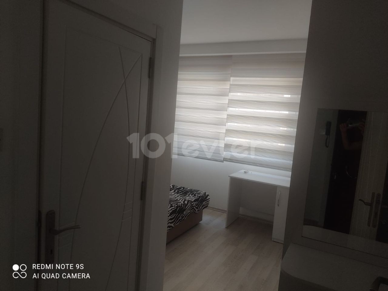 Sakarya 2 + 1 rent house 1 year payment 7500$ Deposit and commission Full A.c 2. Etage da Golden Residence Terrasse gegenüber dem Park neues Gebäude jedes Zimmer Klimatisierte Betten 2,5 Personen Gebühren 150 TL pro Monat ** 