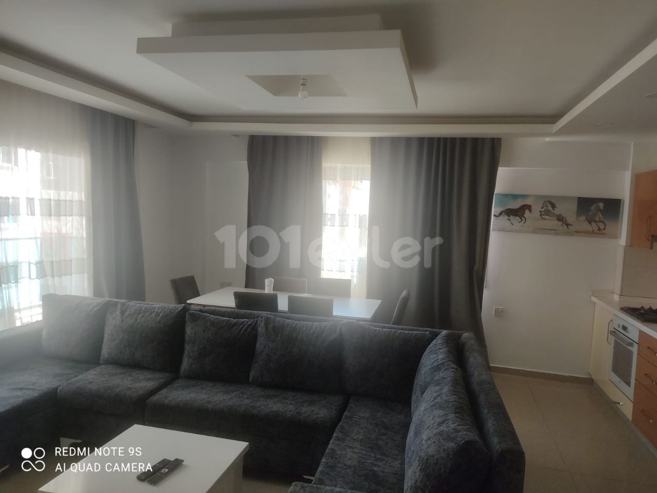 Sakarya 2 + 1 rent house 1 year payment 7500$ Deposit and commission Full A.c 2. Etage da Golden Residence Terrasse gegenüber dem Park neues Gebäude jedes Zimmer Klimatisierte Betten 2,5 Personen Gebühren 150 TL pro Monat ** 