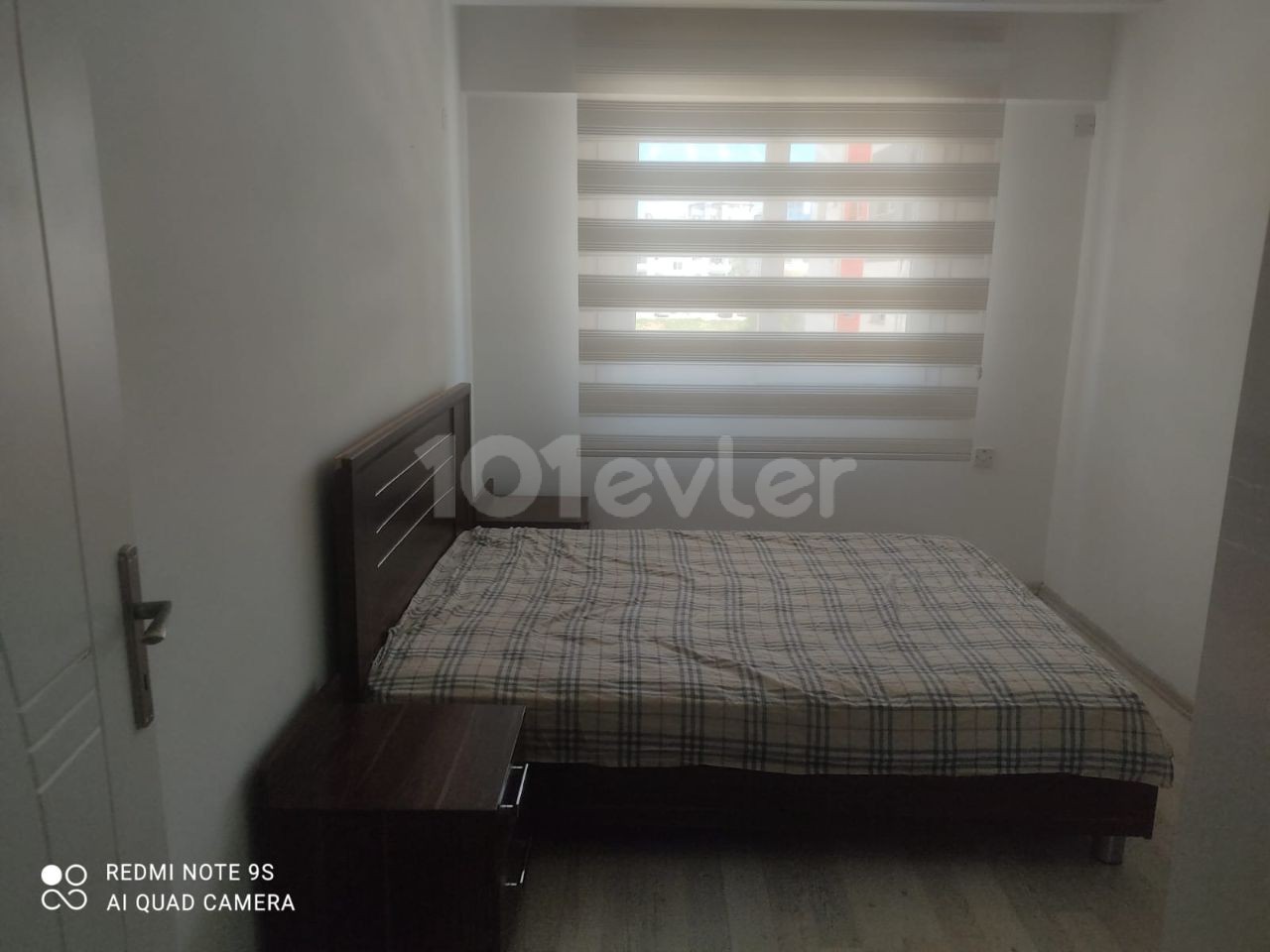 Sakarya 2 + 1 rent house 1 year payment 7500$ Deposit and commission Full A.c 2. Etage da Golden Residence Terrasse gegenüber dem Park neues Gebäude jedes Zimmer Klimatisierte Betten 2,5 Personen Gebühren 150 TL pro Monat ** 