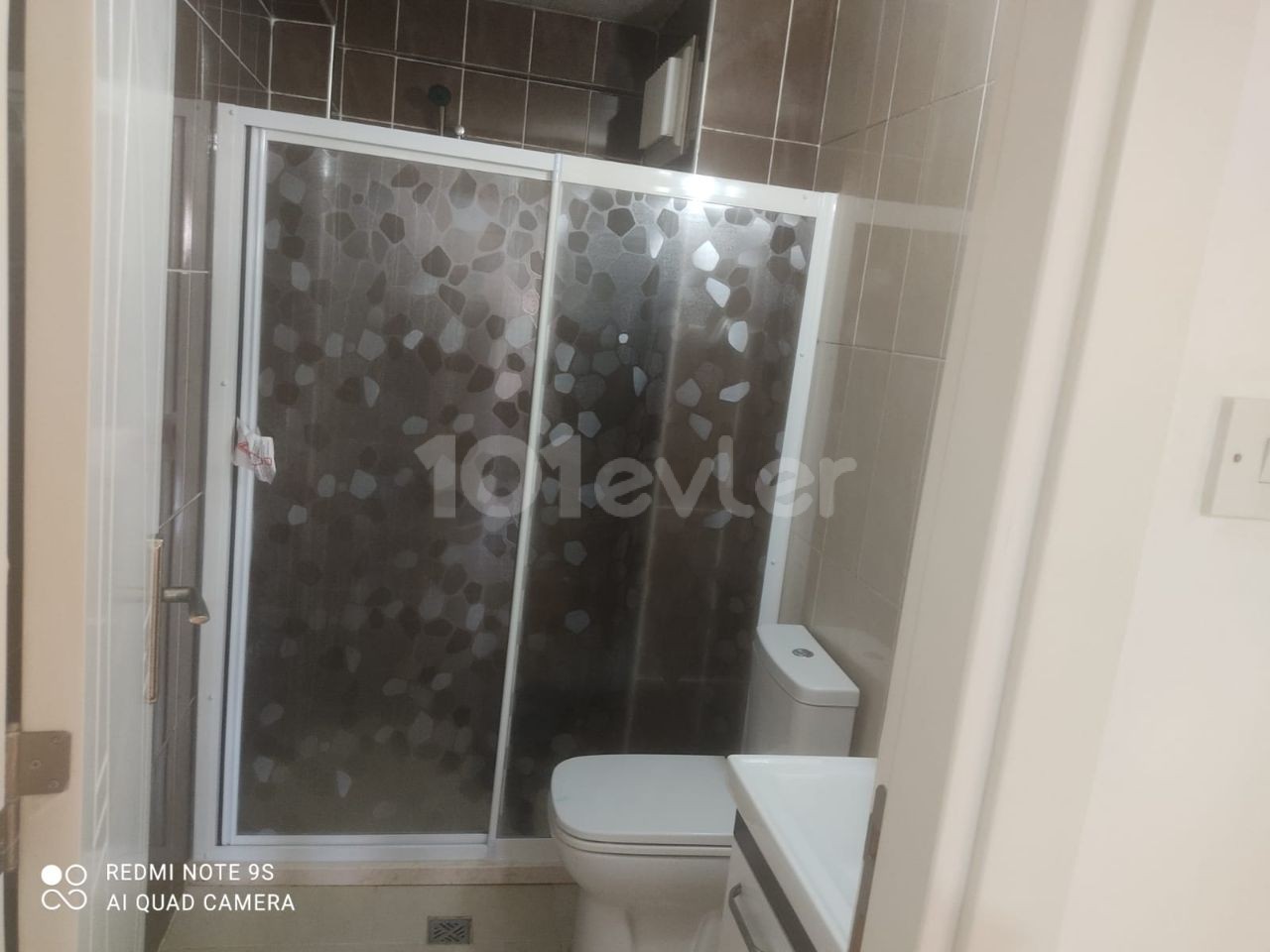 Sakarya 2 + 1 rent house 1 year payment 7500$ Deposit and commission Full A.c 2. Etage da Golden Residence Terrasse gegenüber dem Park neues Gebäude jedes Zimmer Klimatisierte Betten 2,5 Personen Gebühren 150 TL pro Monat ** 