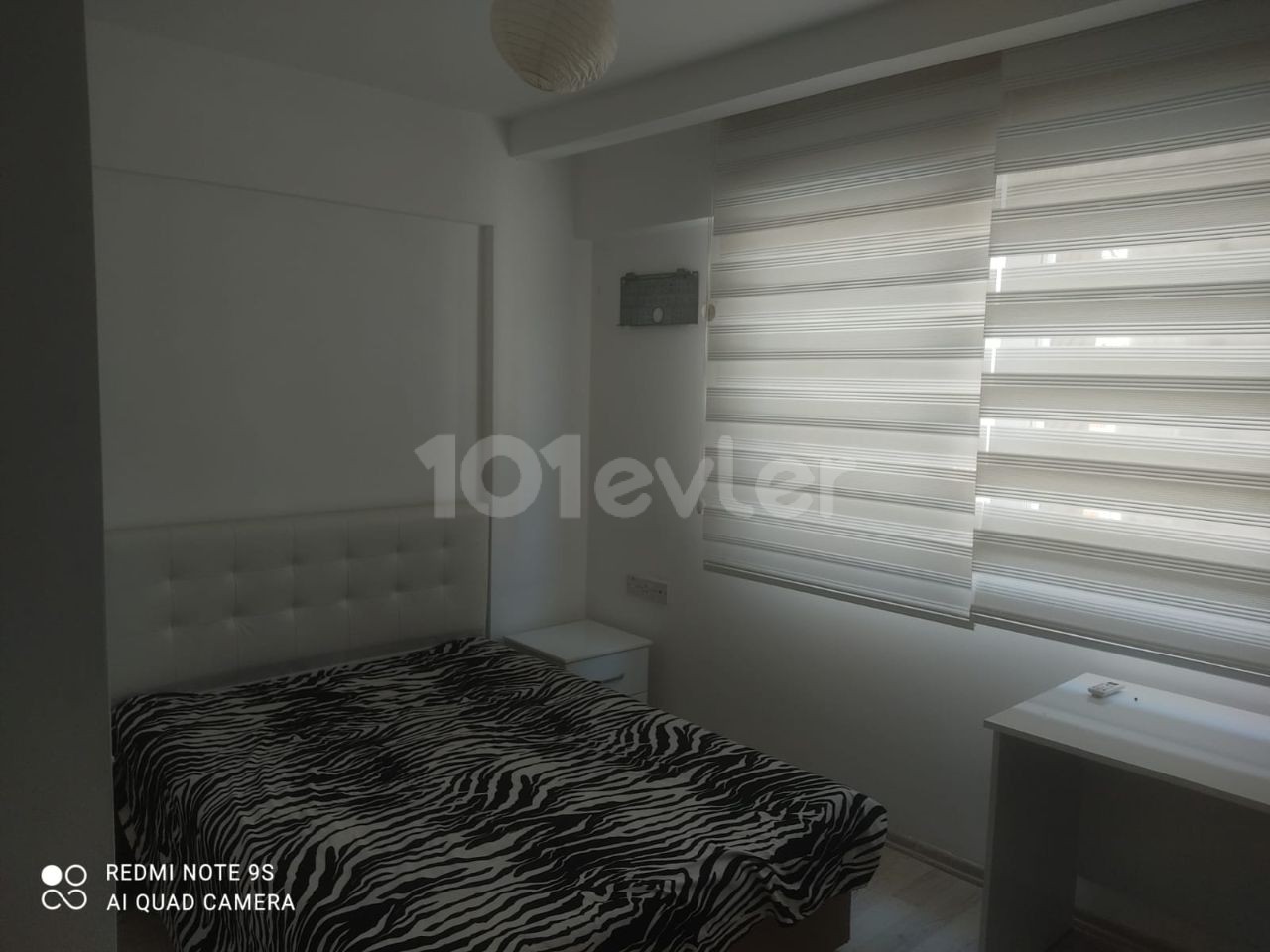 Sakarya 2 + 1 rent house 1 year payment 7500$ Deposit and commission Full A.c 2. Etage da Golden Residence Terrasse gegenüber dem Park neues Gebäude jedes Zimmer Klimatisierte Betten 2,5 Personen Gebühren 150 TL pro Monat ** 