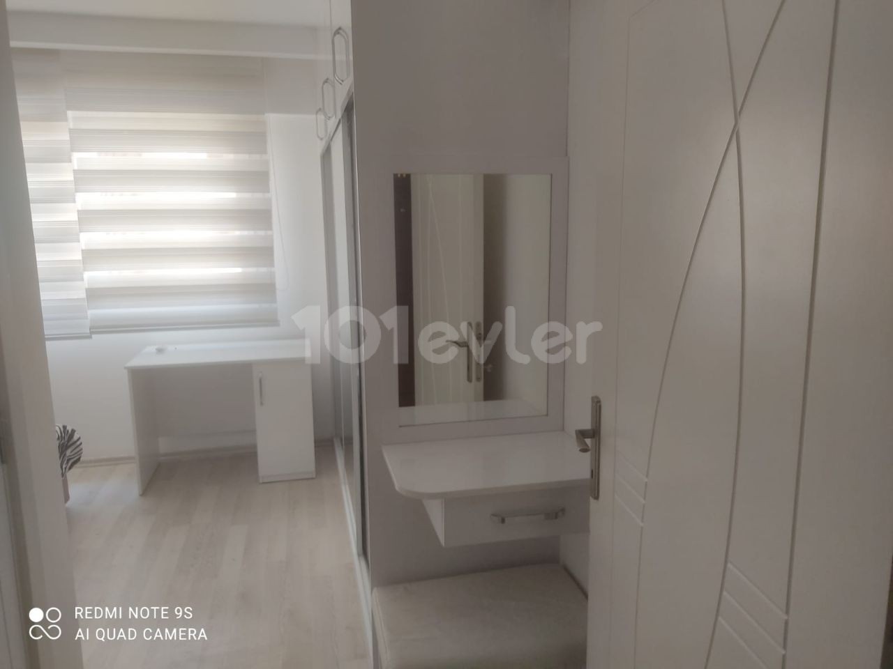 Sakarya 2 + 1 rent house 1 year payment 7500$ Deposit and commission Full A.c 2. Etage da Golden Residence Terrasse gegenüber dem Park neues Gebäude jedes Zimmer Klimatisierte Betten 2,5 Personen Gebühren 150 TL pro Monat ** 