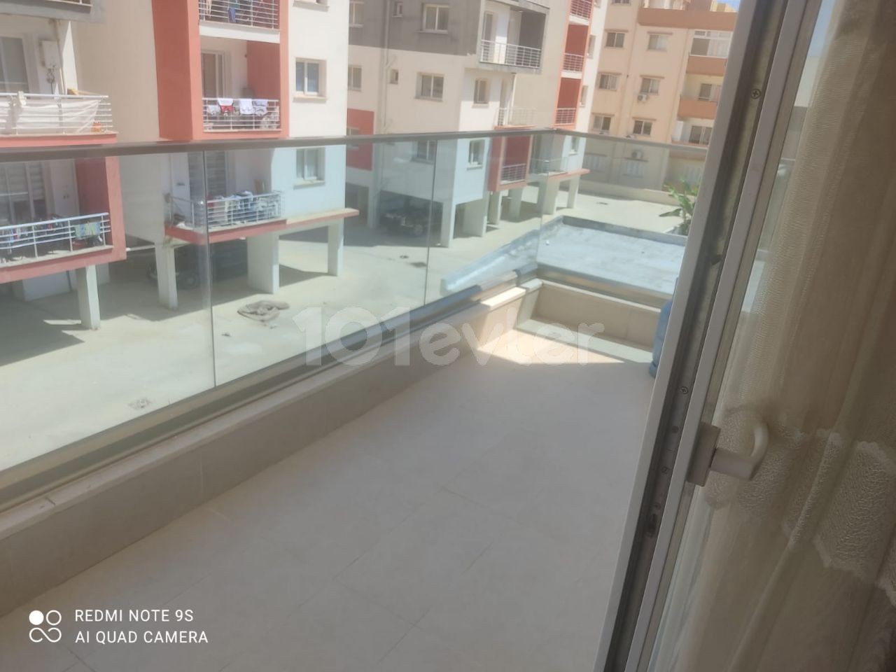 Sakarya 2 + 1 rent house 1 year payment 7500$ Deposit and commission Full A.c 2. Etage da Golden Residence Terrasse gegenüber dem Park neues Gebäude jedes Zimmer Klimatisierte Betten 2,5 Personen Gebühren 150 TL pro Monat ** 