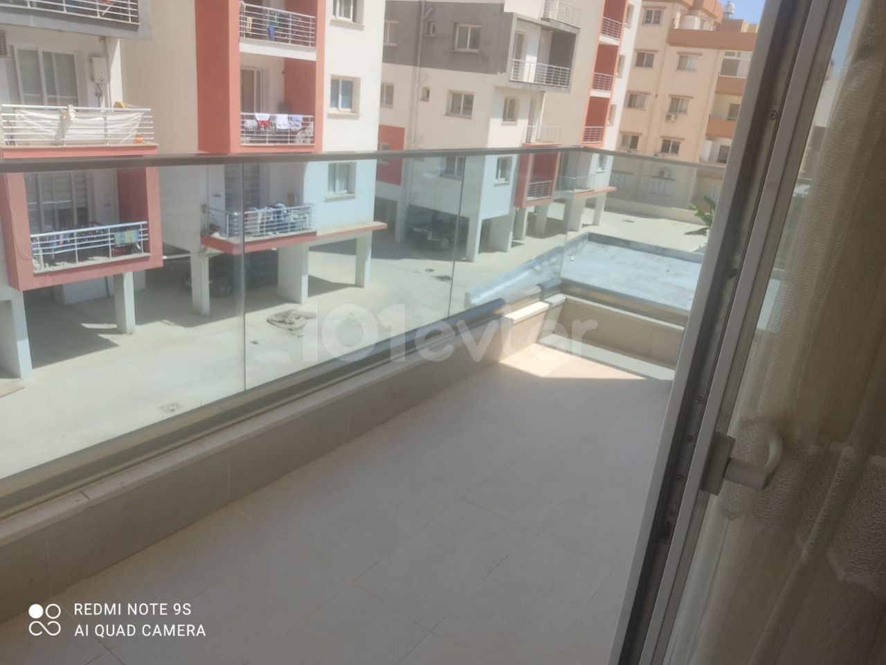 Sakarya 2 + 1 rent house 1 year payment 7500$ Deposit and commission Full A.c 2. Etage da Golden Residence Terrasse gegenüber dem Park neues Gebäude jedes Zimmer Klimatisierte Betten 2,5 Personen Gebühren 150 TL pro Monat ** 