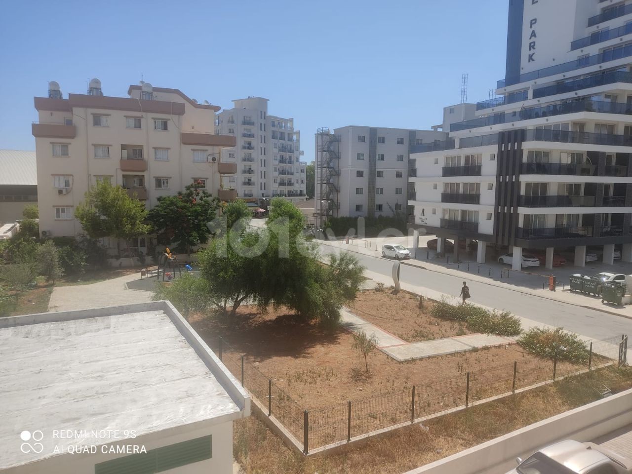 Sakarya 2 + 1 rent house 1 year payment 7500$ Deposit and commission Full A.c 2. Etage da Golden Residence Terrasse gegenüber dem Park neues Gebäude jedes Zimmer Klimatisierte Betten 2,5 Personen Gebühren 150 TL pro Monat ** 