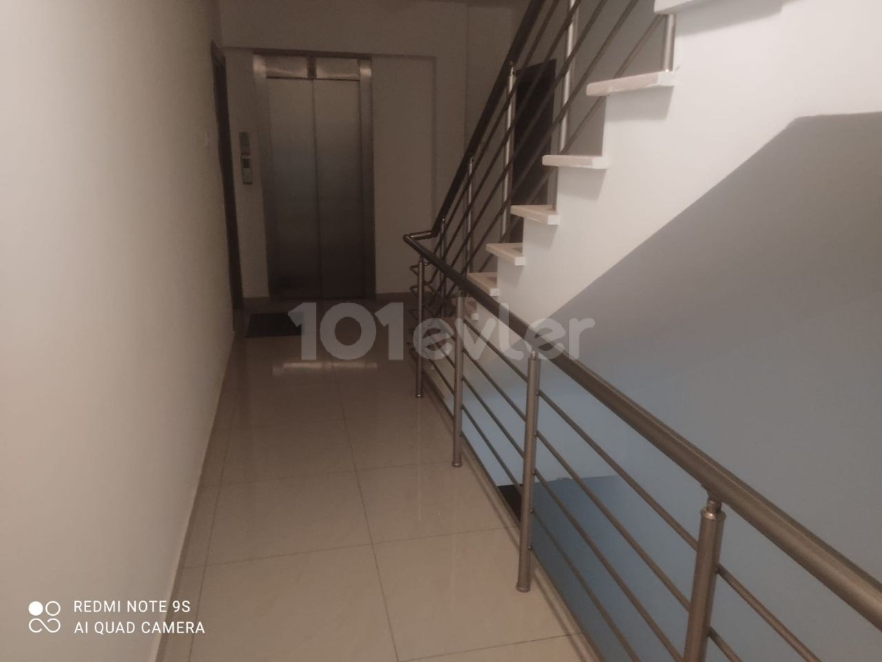 Sakarya 2 + 1 rent house 1 year payment 7500$ Deposit and commission Full A.c 2. Etage da Golden Residence Terrasse gegenüber dem Park neues Gebäude jedes Zimmer Klimatisierte Betten 2,5 Personen Gebühren 150 TL pro Monat ** 