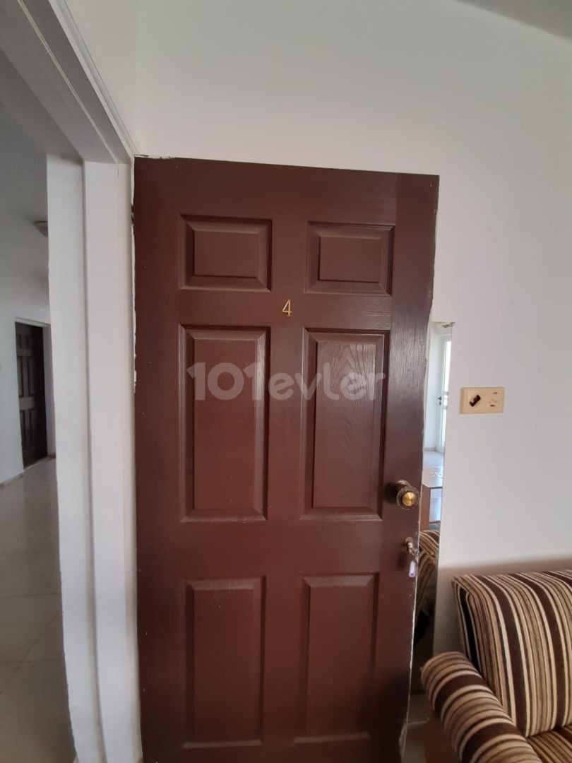 Close to lemar shopping mall 1+1 rent house Thu month 180$ 5 months payment Deposit 180$ Commission 180$ Water electric with bill 3.floor No elevator ** 