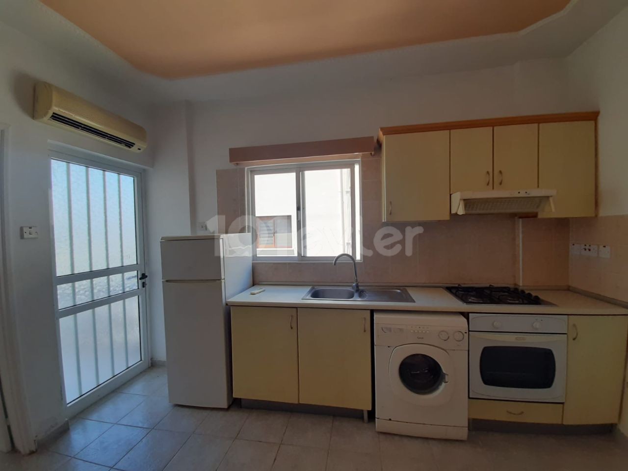 Close to lemar Mall 1 + 1 rent house Per month 180$ 5 months payment Deposit 180$ Commission 180$ Llosa electric Llosa bill 3.floor No elevator ** 