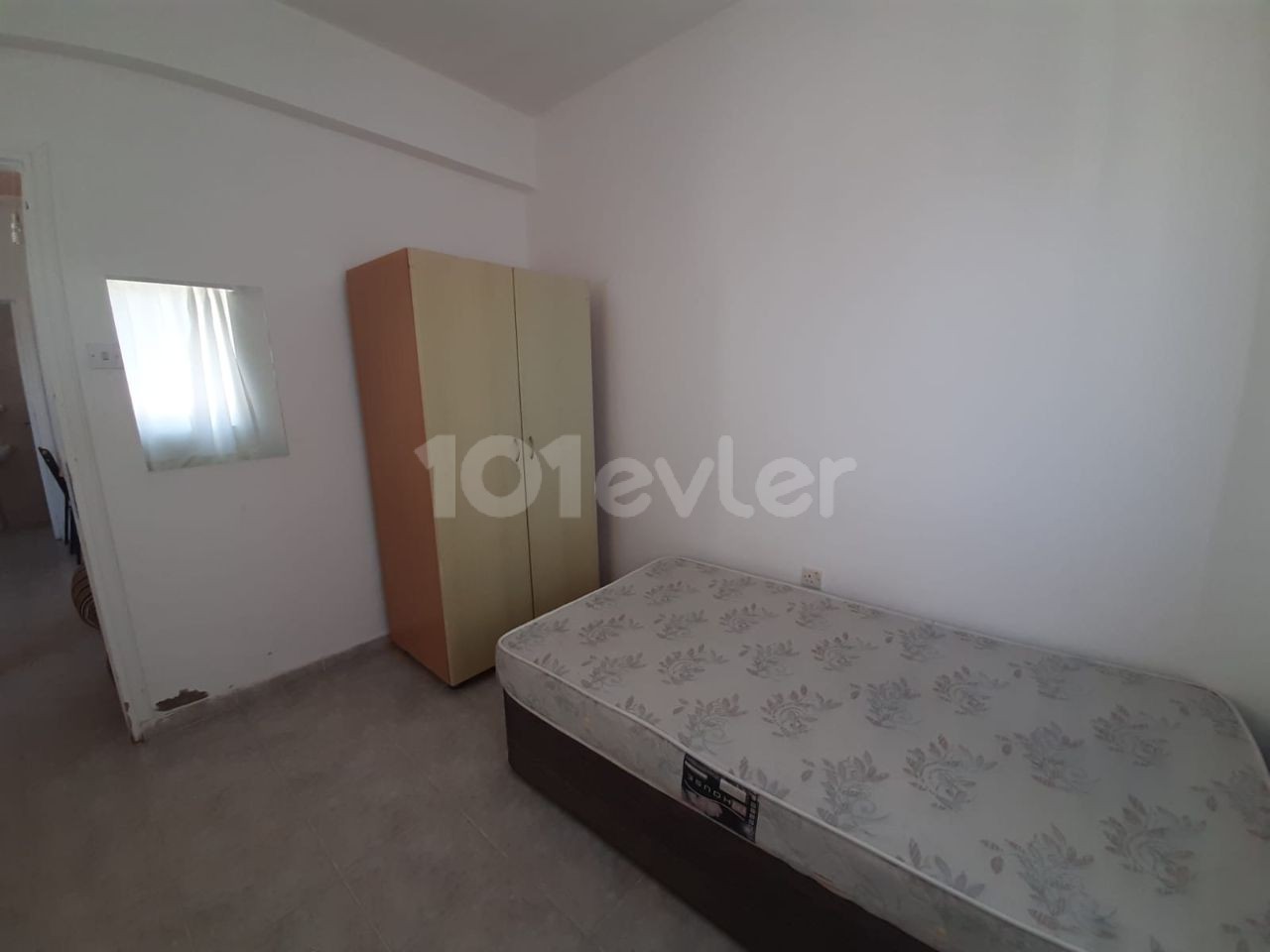 Close to lemar shopping mall 1+1 rent house Thu month 180$ 5 months payment Deposit 180$ Commission 180$ Water electric with bill 3.floor No elevator ** 