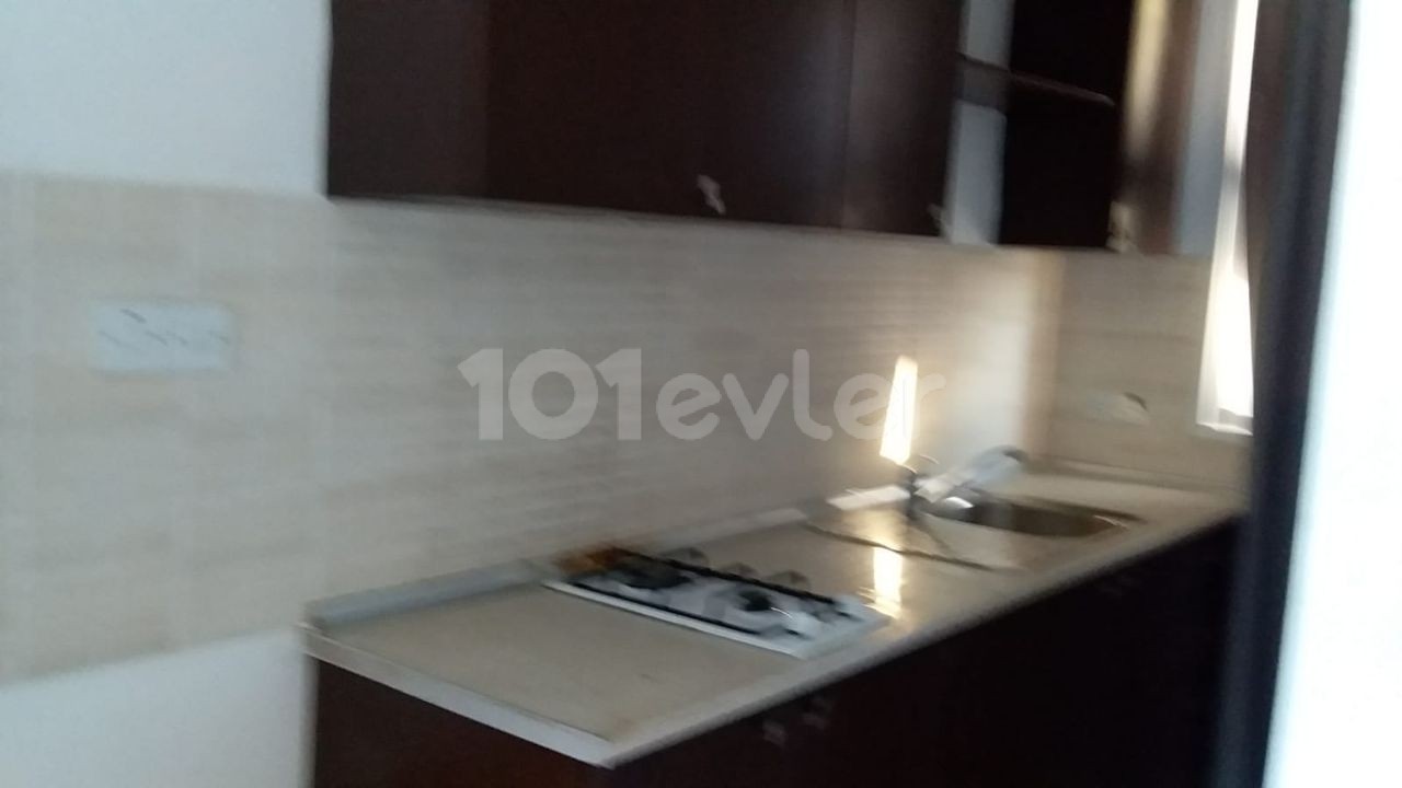 Gülseren bölgesinde 1+1 kiralık penthouse 1 agustos gosderebılırım kırası 4000 tl 6 ay pesın odeme olur senelıkte 3500 tl olur depozıt ve komısyon