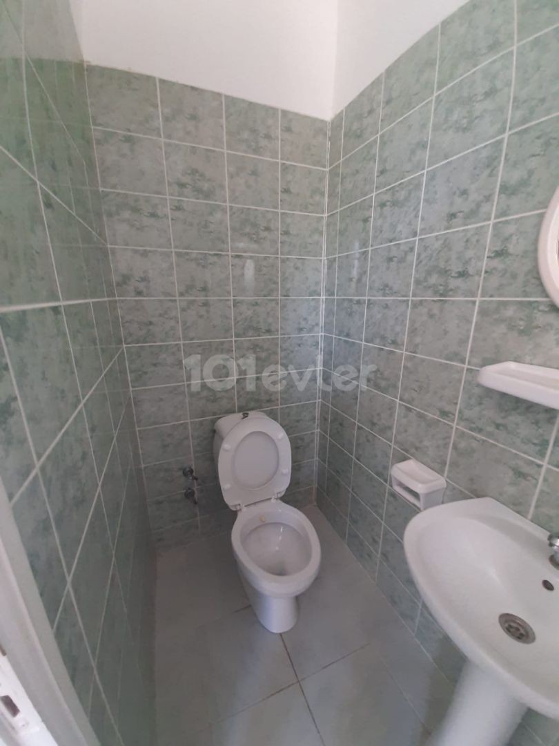 Lemara yakın 1+1 kiralık ev Aylık 200$ Depozito 200$ Komisyon 200$ Minimum 10 ay ödeme Su elektrik fatura ile Ödeme yaptıktan sonra kullanma 4. kat Asansör yok İnternet cyp king