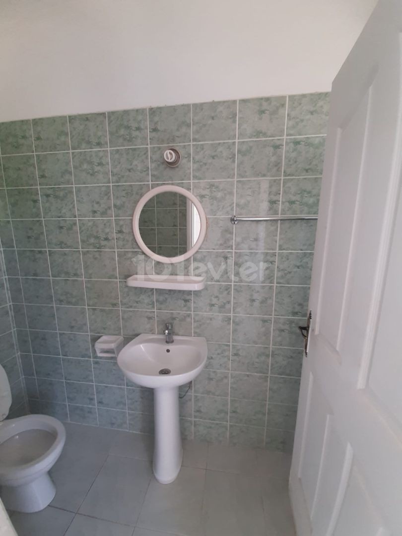 Lemara yakın 1+1 kiralık ev Aylık 200$ Depozito 200$ Komisyon 200$ Minimum 10 ay ödeme Su elektrik fatura ile Ödeme yaptıktan sonra kullanma 4. kat Asansör yok İnternet cyp king