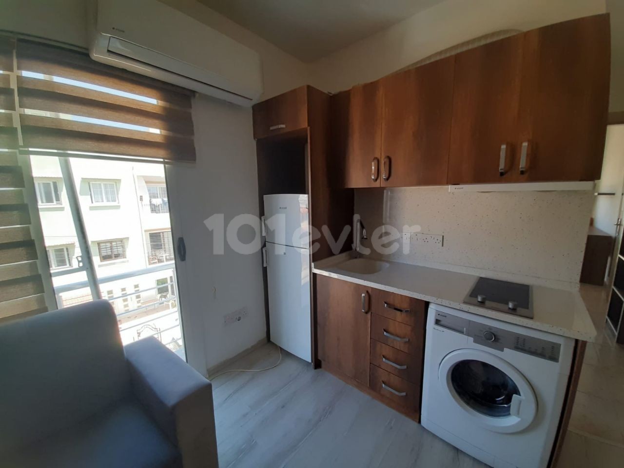 Close to emu 1 + 1 rent house 1 year payment 2500 $ Deposit 1500 tl Commission 1500 tl 2.floor Internet ① Free ** 