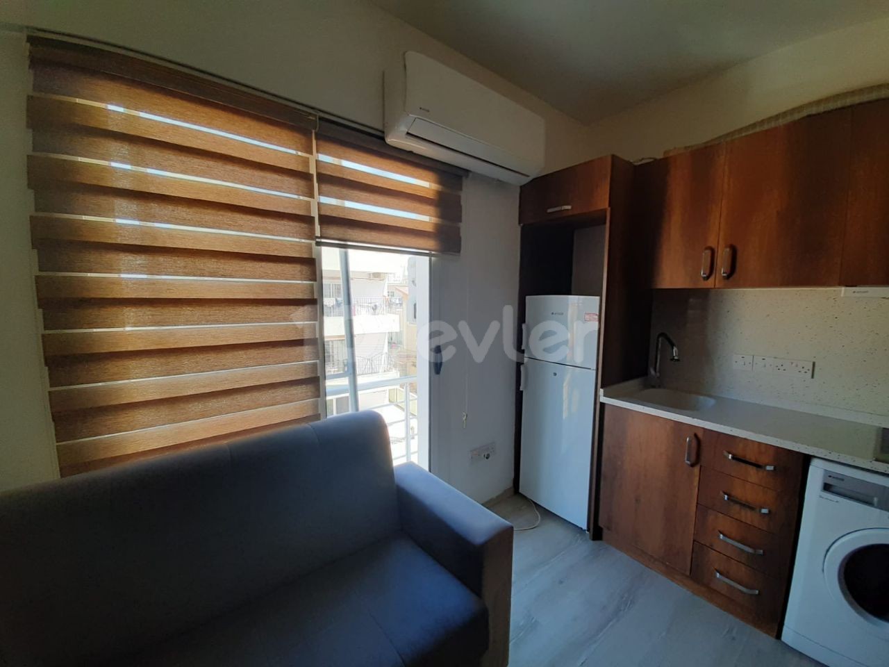 Close to emu 1 + 1 rent house 1 year payment 2500 $ Deposit 1500 tl Commission 1500 tl 2.floor Internet ① Free ** 