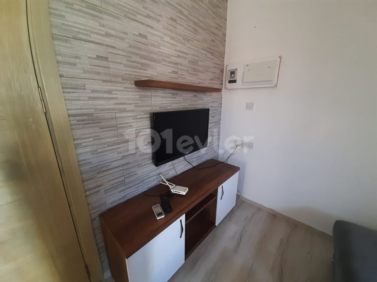 Close to emu 1+1 rent house 1 year payment 2500$ Deposit 1500 tl Commission 1500 tl 2.floor Internet wifi free