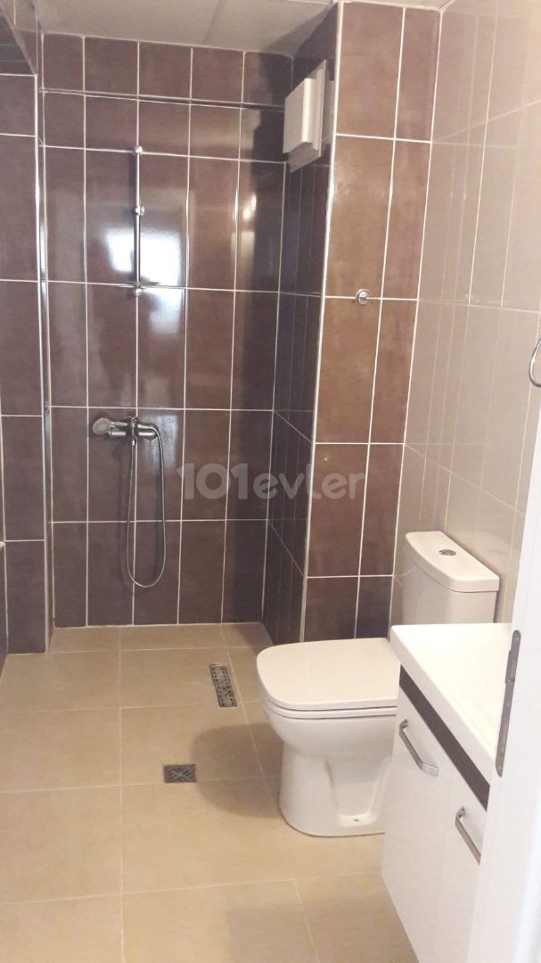 Sakarya bölgesinde kiralık temiz 2+1 daire 6 ay ödeme imkanı kirası  6 ay fiyatı 3500$ depozit 500$ komisyon 500$ 2.katta daire aidat ayda 150 tl