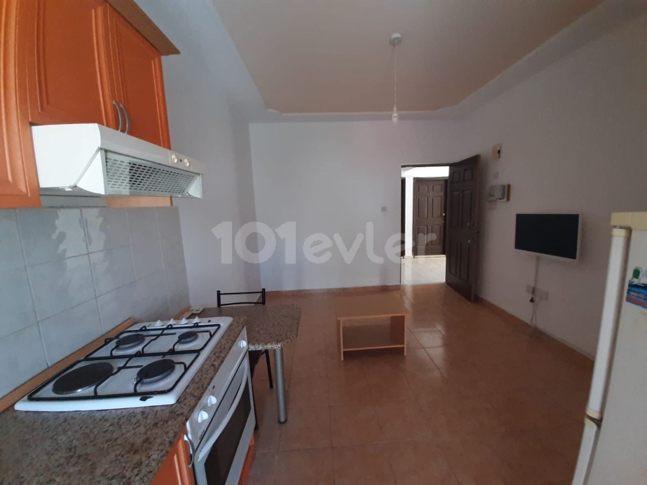 Emu'ya yakın 1+1 kiralık ev Aylık 250$ 10 ay ödeme Depozito komisyonu 1. kat ** 