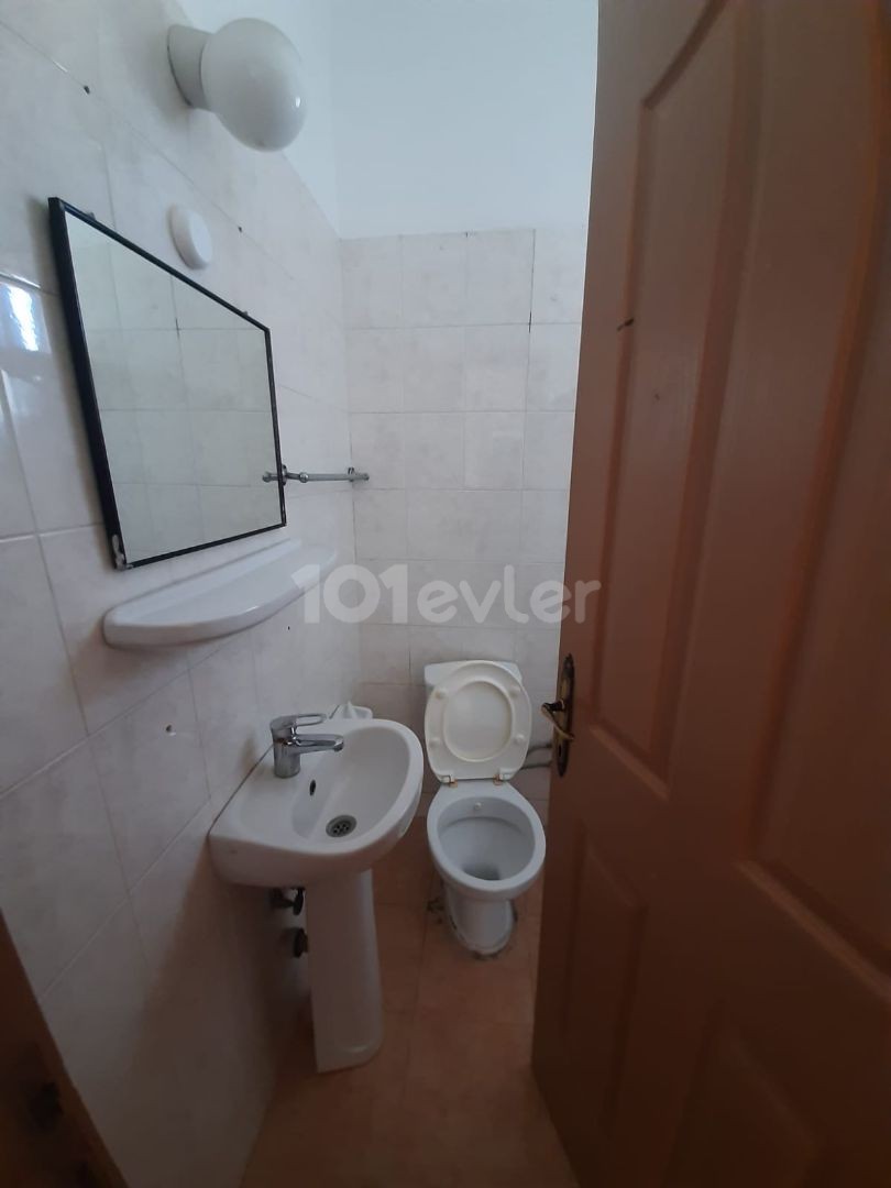 Emu'ya yakın 1+1 kiralık ev Aylık 250$ 10 ay ödeme Depozito komisyonu 1. kat ** 