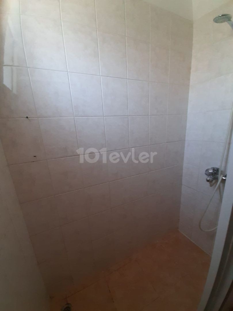 Emu'ya yakın 1+1 kiralık ev Aylık 250$ 10 ay ödeme Depozito komisyonu 1. kat ** 