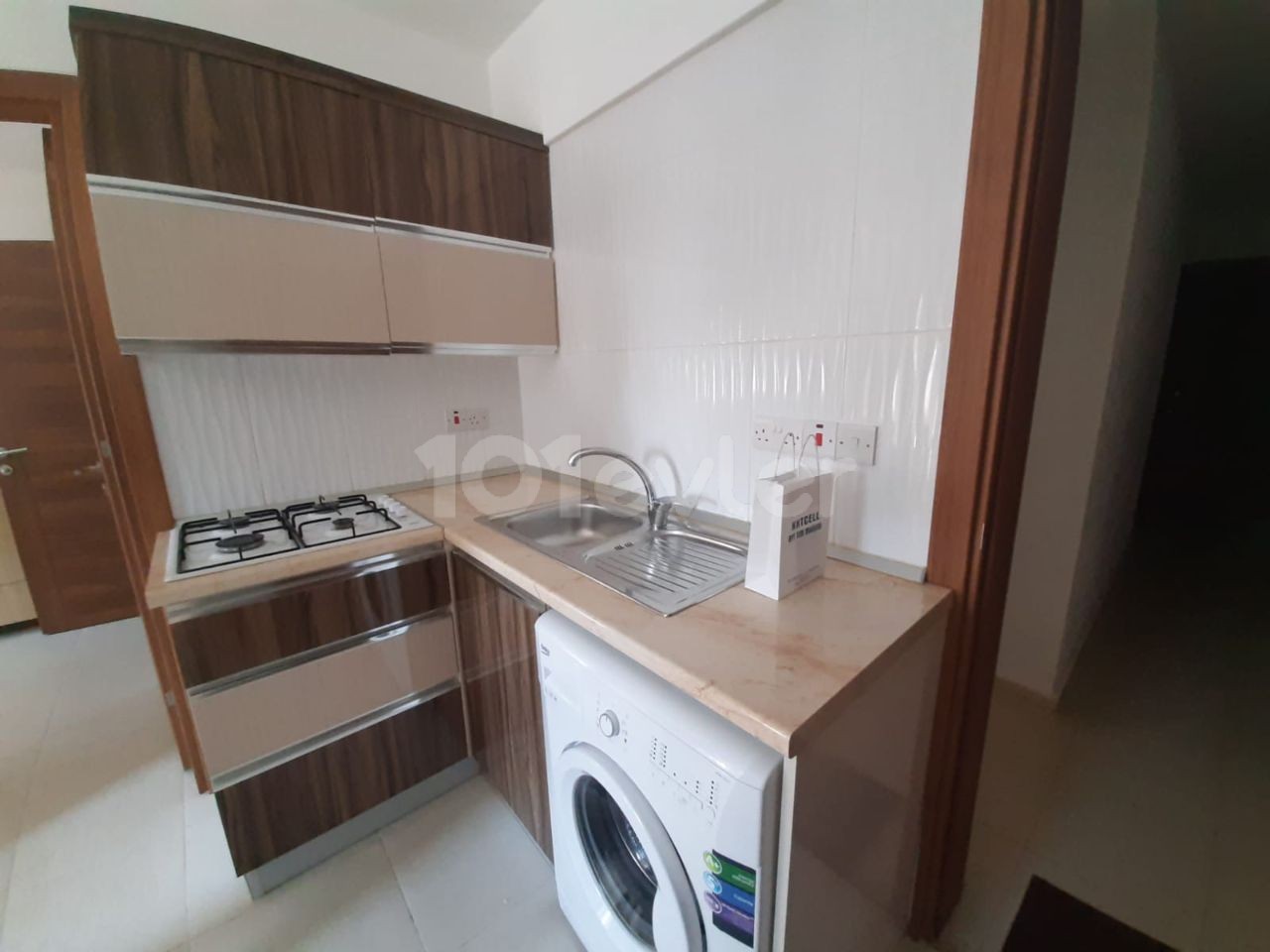 Dogu akdenız unıversıte tam karsısında 1+1 kiralık temiz daireler 2300$ kirası depozir 200$ komisyon 200$ 4.floor 10 aylık ödeme şeklinde şu an 2 tane boşta daire var Aidat 200 tl tek kisilik 300 tl iki kisilik