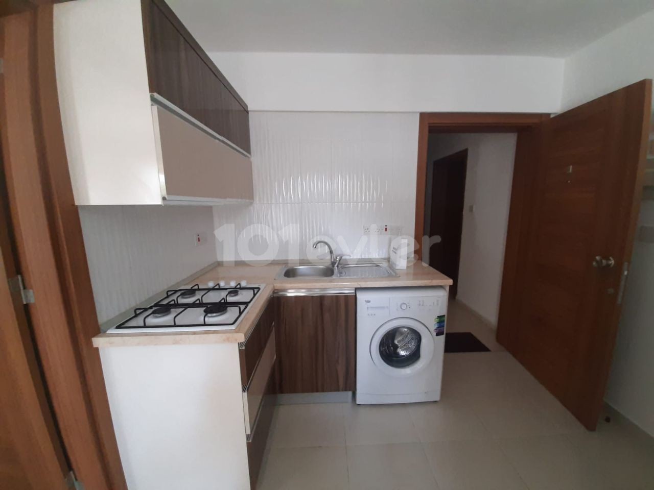 Dogu akdenız unıversıte tam karsısında 1+1 kiralık temiz daireler 2300$ kirası depozir 200$ komisyon 200$ 4.floor 10 aylık ödeme şeklinde şu an 2 tane boşta daire var Aidat 200 tl tek kisilik 300 tl iki kisilik