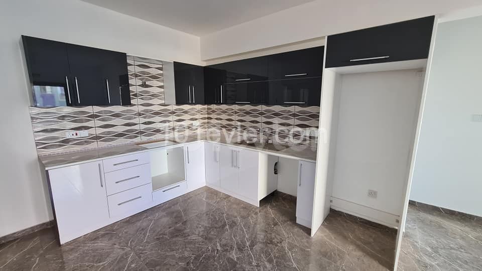 Zum Verkauf in Famagusta Canakkale Bereich 2 + 1 78 m2 2. kat ** 