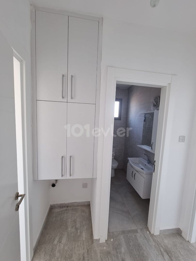 2+1 sehr geräumige Wohnung zum Verkauf in Famagusta Canakkale ** 