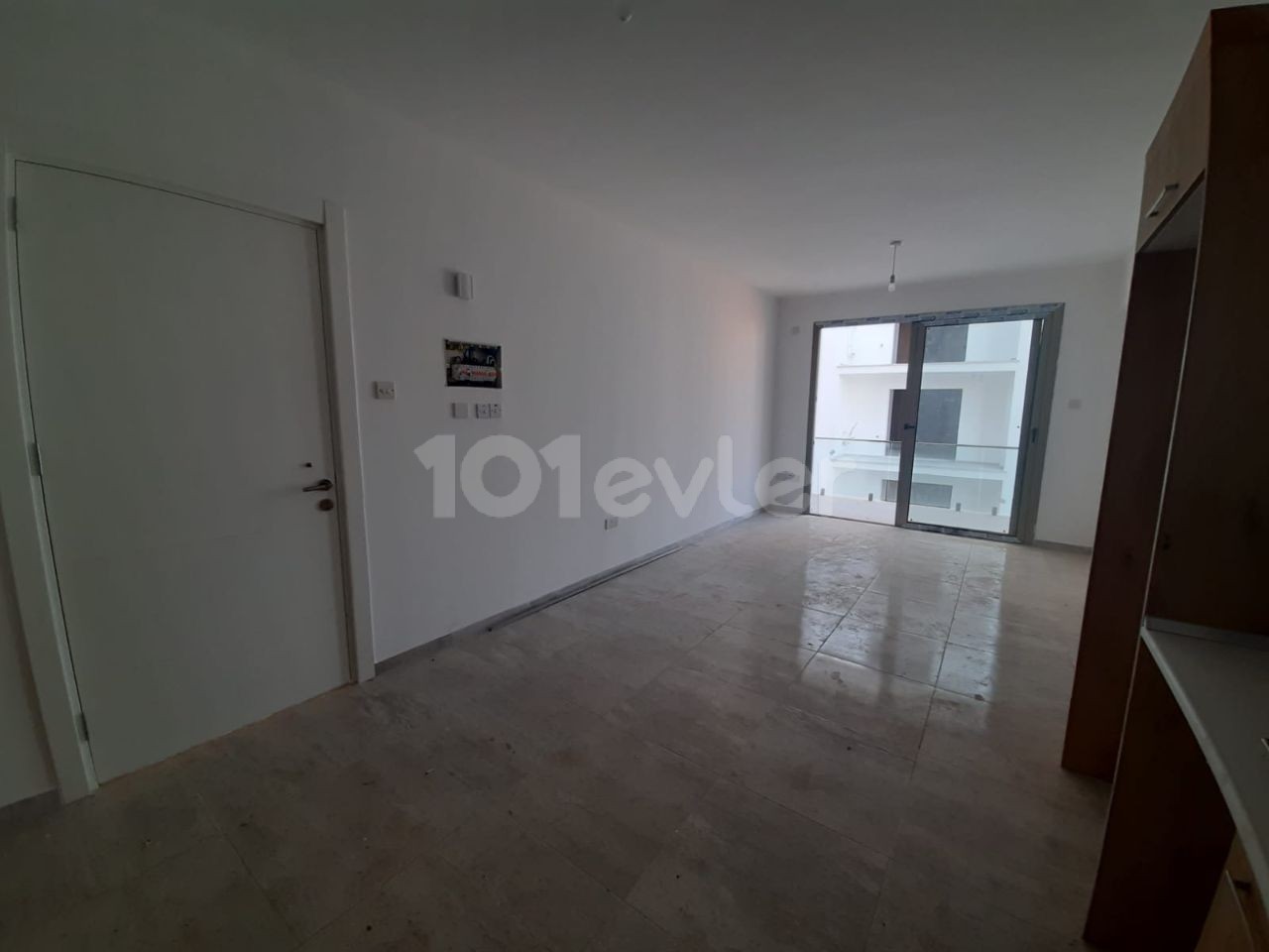 The location of the 2 + 1 apartment for sale in Çanakkale region is beautiful 2.the apartment, which is on the floor, is 85 square meters, The rear facade is ready for delivery with an elevator near the City mall shopping center. The price is a 5-storey building from £ 42,000. ** 