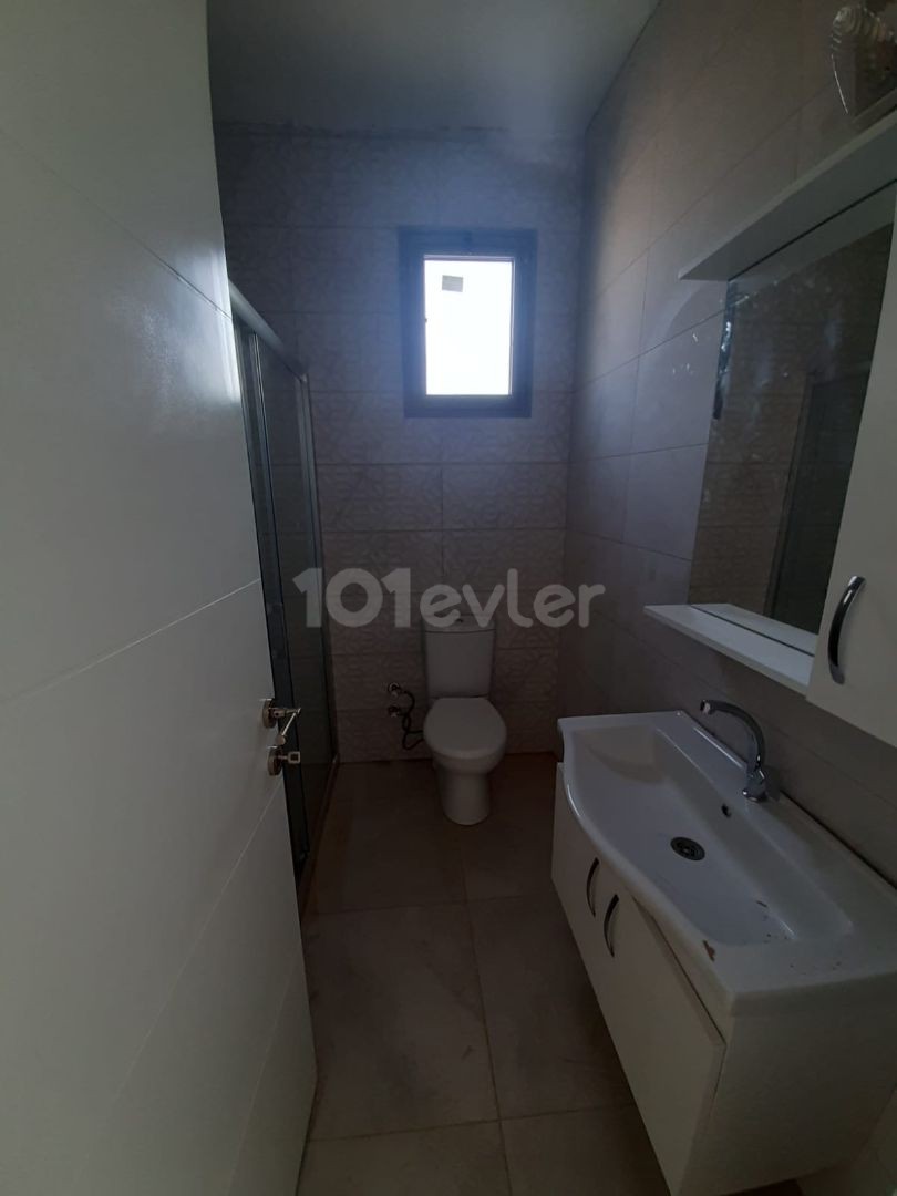 2+1 Wohnung zum Verkauf in Canakkale, schöne Lage 2.die Wohnung befindet sich auf der Etage 85 Quadratmeter Rückseite in der Nähe der City mall Mall ist bereit, mit Aufzug geliefert werden. Der Preis beträgt 42.000 ① ein 5-stöckiges Gebäude. ** 