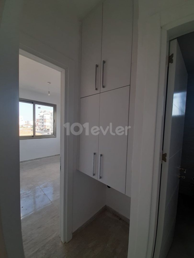 The location of the 2 + 1 apartment for sale in Çanakkale region is beautiful 2.the apartment, which is on the floor, is 85 square meters, The rear facade is ready for delivery with an elevator near the City mall shopping center. The price is a 5-storey building from £ 42,000. ** 