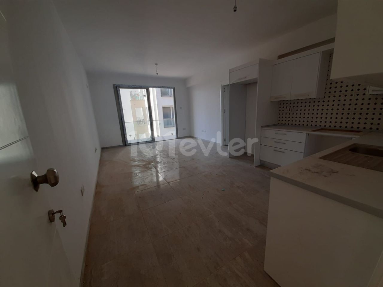 The location of the 2 + 1 apartment for sale in Çanakkale region is beautiful 2.the apartment, which is on the floor, is 85 square meters, The rear facade is ready for delivery with an elevator near the City mall shopping center. Price £45,000 ** 