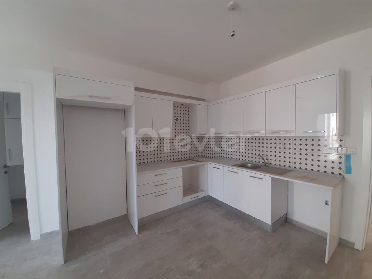 The location of the 2 + 1 apartment for sale in Çanakkale region is beautiful 2.the apartment, which is on the floor, is 85 square meters, The rear facade is ready for delivery with an elevator near the City mall shopping center. Price £45,000 ** 