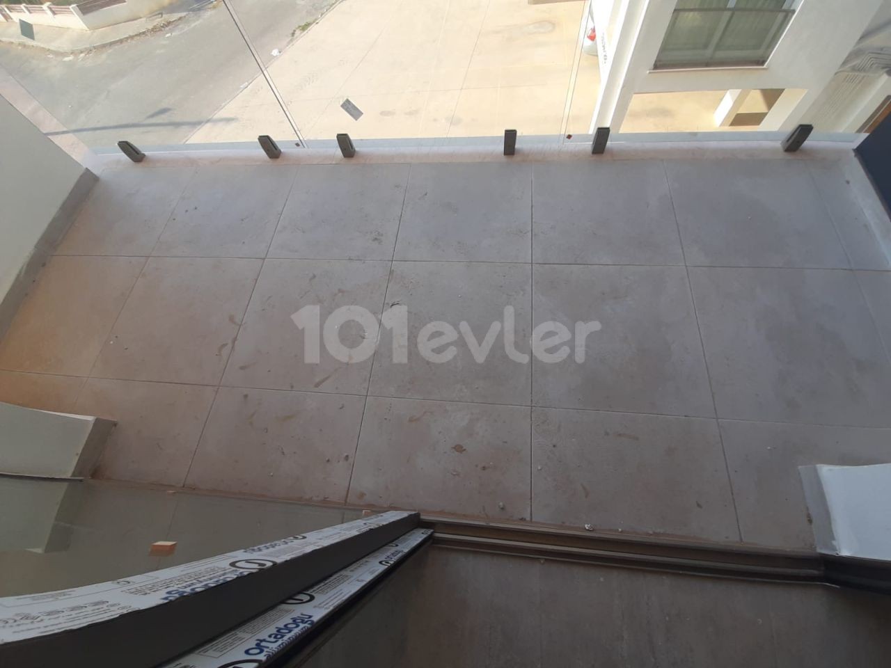 The location of the 2 + 1 apartment for sale in Çanakkale region is beautiful 2.the apartment, which is on the floor, is 85 square meters, The rear facade is ready for delivery with an elevator near the City mall shopping center. Price £45,000 ** 