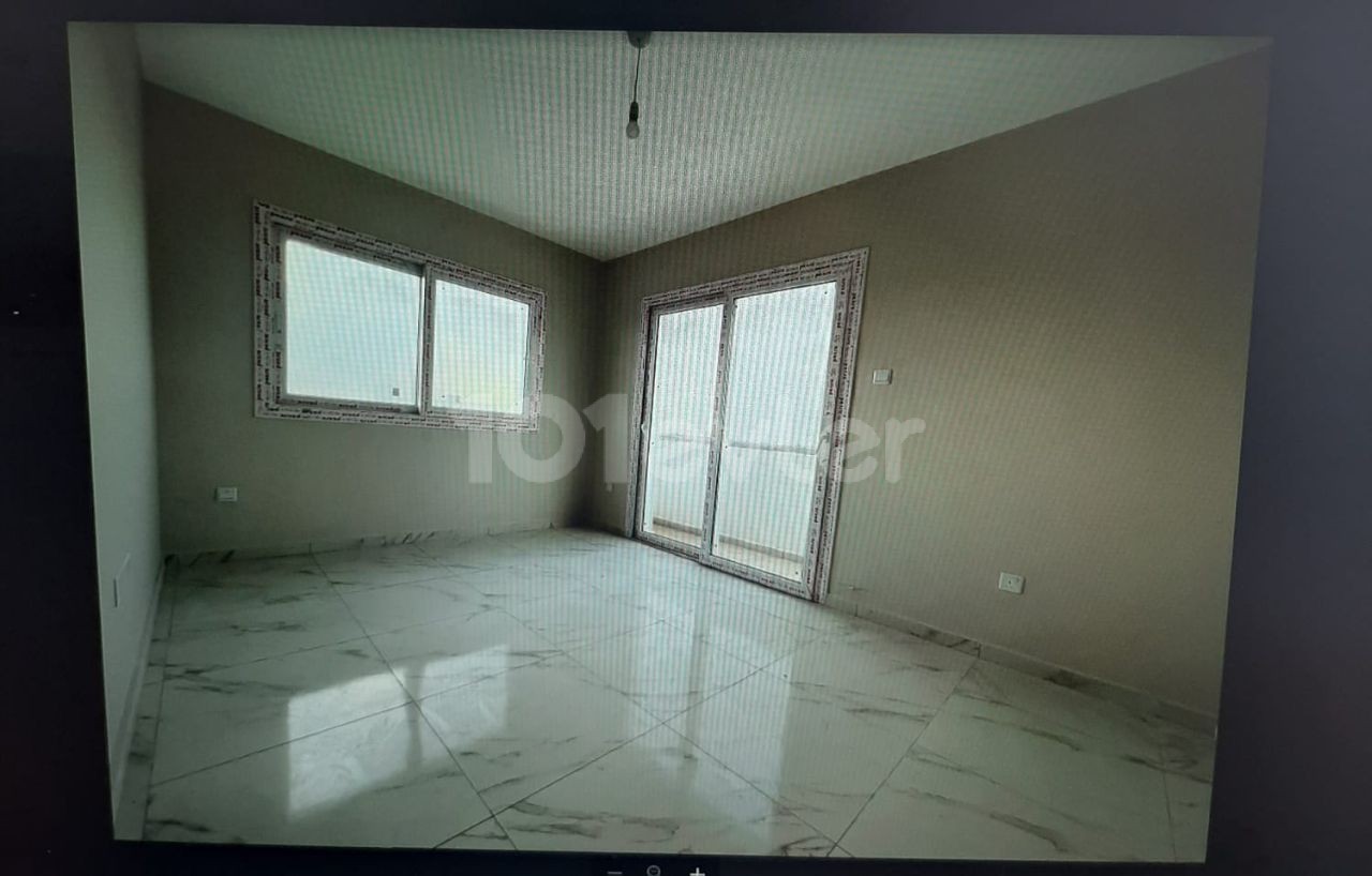 Kalılant bolgesınde 2+1 satılık penthouse 77+34m2 105.000 stg satıs fıyatı