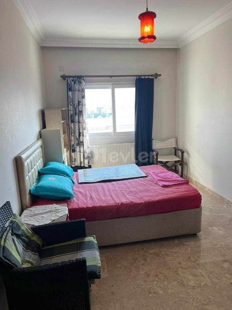 gülseren bölgesinde 4+2 satılık penthouse türk koçanlı full eşyalı 4.katta olan penthouse 100.000£ 260 metre kare 15 yıllık bina