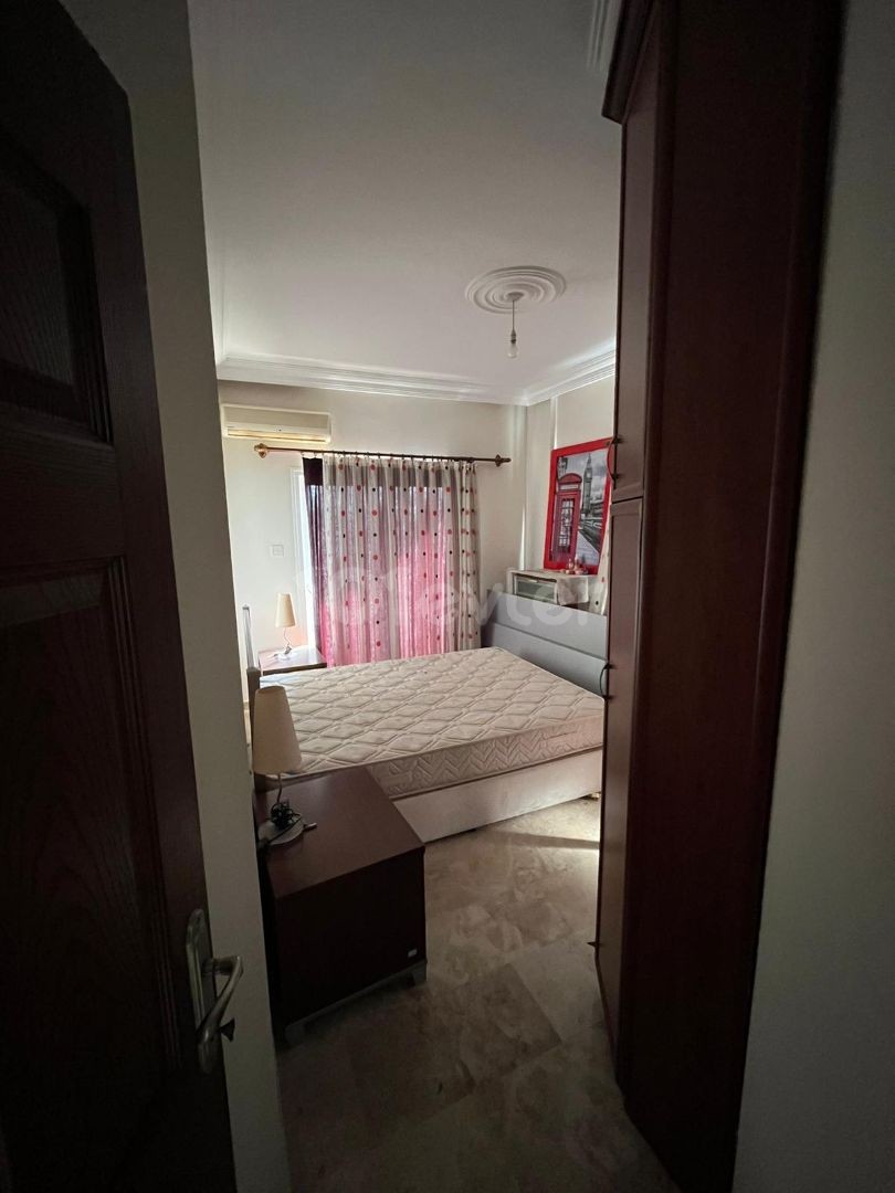 gülseren bölgesinde 4+2 satılık penthouse türk koçanlı full eşyalı 4.katta olan penthouse 100.000£ 260 metre kare 15 yıllık bina