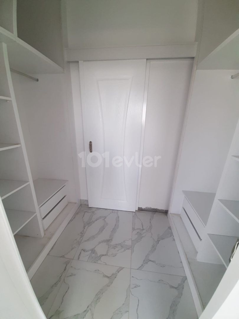 Ötükende mustakil villa 3+1 satılık 275.000£ EN GEC 2 AYA TESLIMDIR. 590 METREKARE 200 METREKARE EVIN OTURUMU  590m2 esdeger arsa, 200m² evin oturumu salon mutfak ayri 3 yatak odasi asagida 1 yatak odasida cati katinda kapali garaji havuz,jakuzi, barbeku,şomine ve saya sayamadigim bir cok ozelligi e