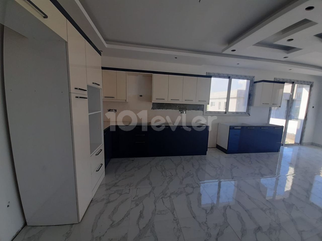 Ötükende mustakil villa 3+1 satılık 275.000£ EN GEC 2 AYA TESLIMDIR. 590 METREKARE 200 METREKARE EVIN OTURUMU  590m2 esdeger arsa, 200m² evin oturumu salon mutfak ayri 3 yatak odasi asagida 1 yatak odasida cati katinda kapali garaji havuz,jakuzi, barbeku,şomine ve saya sayamadigim bir cok ozelligi e