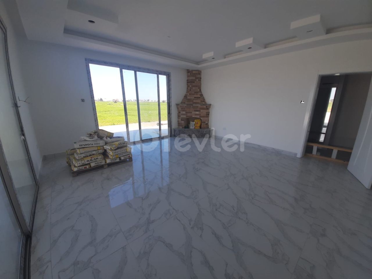 Ötükende mustakil villa 3+1 satılık 275.000£ EN GEC 2 AYA TESLIMDIR. 590 METREKARE 200 METREKARE EVIN OTURUMU  590m2 esdeger arsa, 200m² evin oturumu salon mutfak ayri 3 yatak odasi asagida 1 yatak odasida cati katinda kapali garaji havuz,jakuzi, barbeku,şomine ve saya sayamadigim bir cok ozelligi e