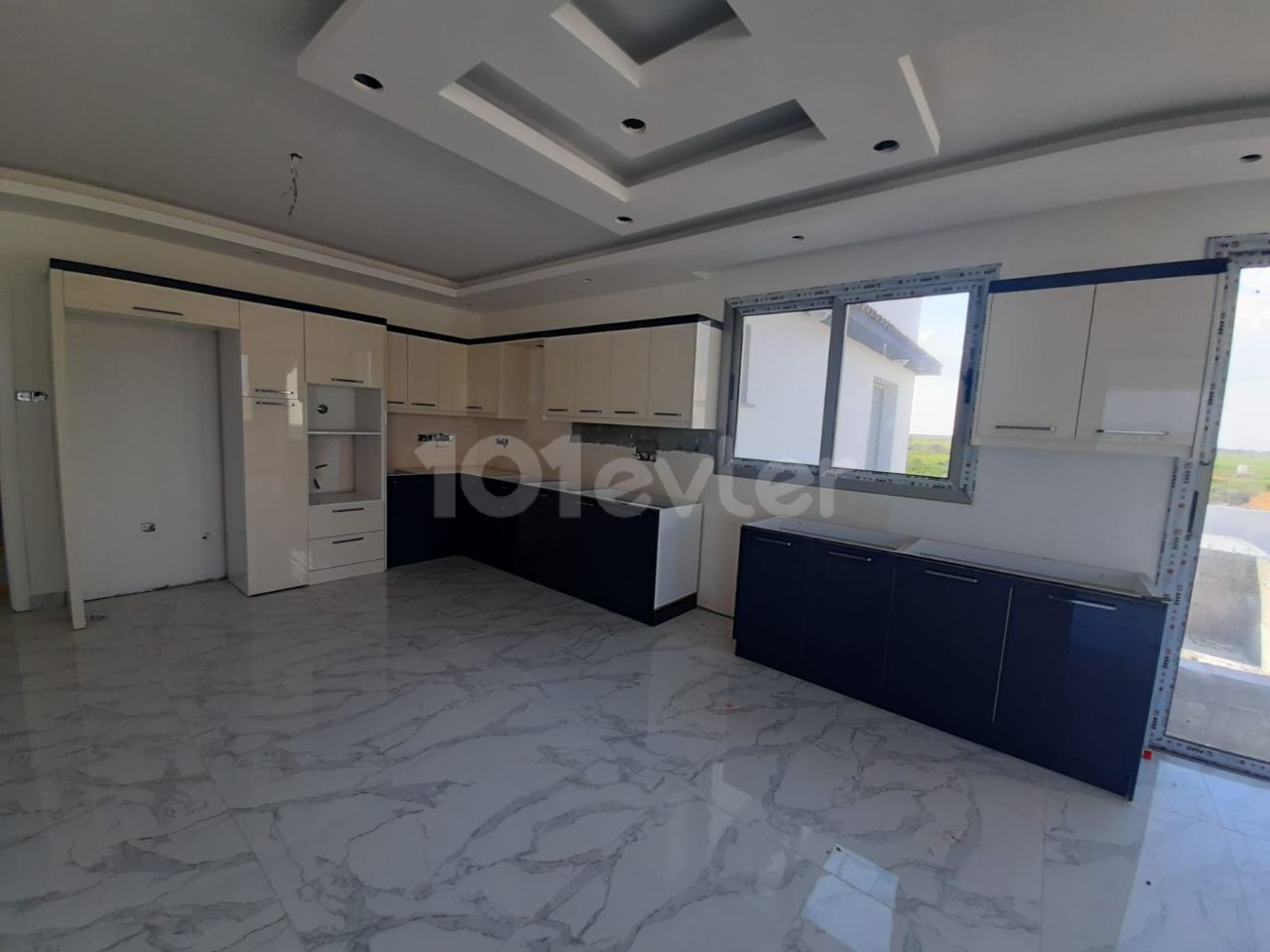 Ötükende mustakil villa 3+1 satılık 275.000£ EN GEC 2 AYA TESLIMDIR. 590 METREKARE 200 METREKARE EVIN OTURUMU  590m2 esdeger arsa, 200m² evin oturumu salon mutfak ayri 3 yatak odasi asagida 1 yatak odasida cati katinda kapali garaji havuz,jakuzi, barbeku,şomine ve saya sayamadigim bir cok ozelligi e