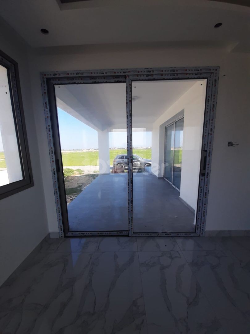 Ötükende mustakil villa 3+1 satılık 275.000£ EN GEC 2 AYA TESLIMDIR. 590 METREKARE 200 METREKARE EVIN OTURUMU  590m2 esdeger arsa, 200m² evin oturumu salon mutfak ayri 3 yatak odasi asagida 1 yatak odasida cati katinda kapali garaji havuz,jakuzi, barbeku,şomine ve saya sayamadigim bir cok ozelligi e