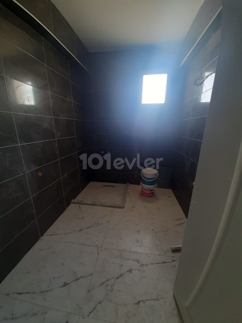 Ötükende mustakil villa 3+1 satılık 275.000£ EN GEC 2 AYA TESLIMDIR. 590 METREKARE 200 METREKARE EVIN OTURUMU  590m2 esdeger arsa, 200m² evin oturumu salon mutfak ayri 3 yatak odasi asagida 1 yatak odasida cati katinda kapali garaji havuz,jakuzi, barbeku,şomine ve saya sayamadigim bir cok ozelligi e