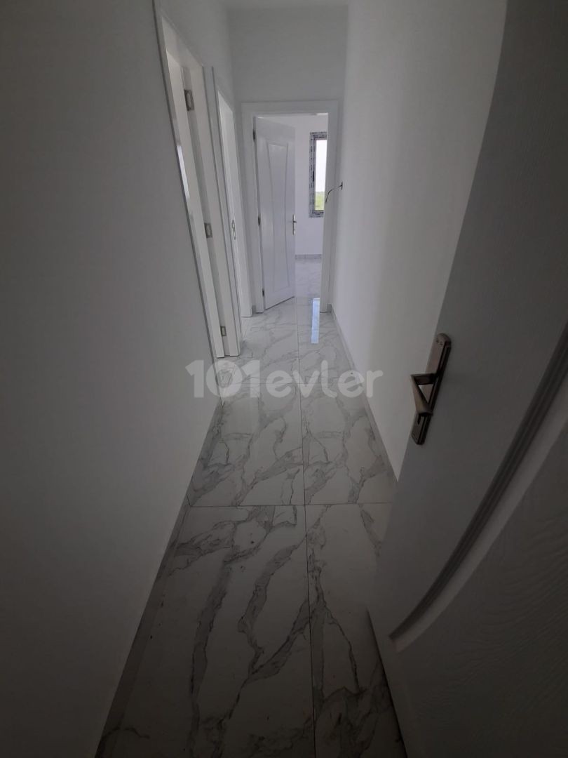 Ötükende mustakil villa 3+1 satılık 275.000£ EN GEC 2 AYA TESLIMDIR. 590 METREKARE 200 METREKARE EVIN OTURUMU  590m2 esdeger arsa, 200m² evin oturumu salon mutfak ayri 3 yatak odasi asagida 1 yatak odasida cati katinda kapali garaji havuz,jakuzi, barbeku,şomine ve saya sayamadigim bir cok ozelligi e